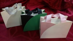 graue, grüne und rosa Geschenktüten für vier individuell gewählte Gewürze von Aromatikus
